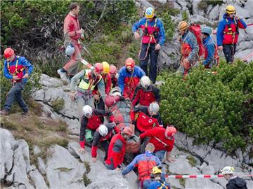Rettungskräfte tragen nahe des Einstiegs der Riesending-Schachthöhle den verletzten Höhlenforscher Johann Westhauser auf einer Trage.