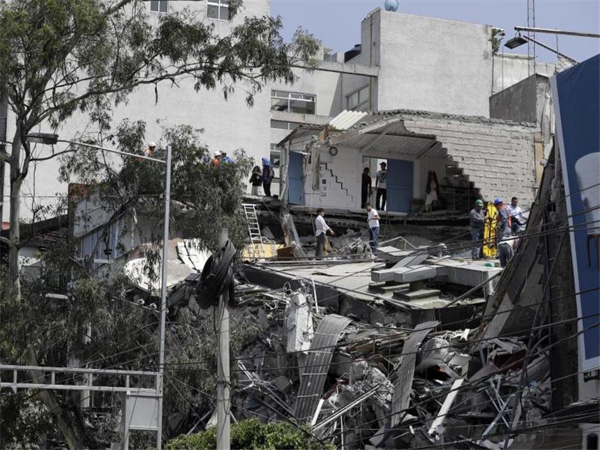 Erdbeben-Drama in Mexiko: Mehr als 220 Tote, viele Schäden Rettungskräfte und Freiwillige suchen in den Trümmern eines eingestürzten Hauses in Mexiko-Stadt nach Verschütteten. Foto: Rebecca Blackwell