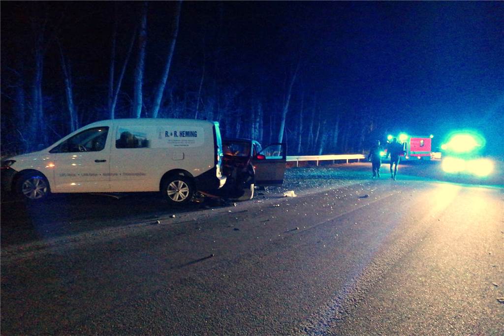 Drei Fahrzeuge an Unfall beteiligt: L572 musste zwischen Stadtlohn und Südlohn gesperrt werden Rettungskräfte und Polizei waren nach dem Unfall zwischen Stadtlohn und Südlohn im Einsatz.
