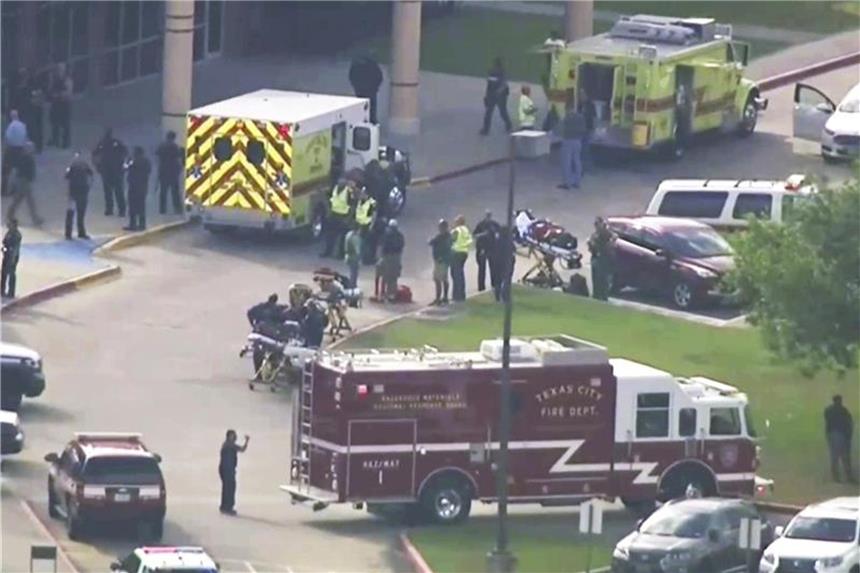 17-Jähriger erschießt zehn Menschen an High School in Texas Rettungskräfte und Polizisten vor der High School. Foto: KTRK-TV ABC13/AP