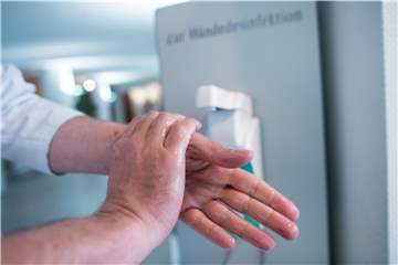 Rettungskräfte und städtische Mitarbeiter bekommen Hilfe vom Rütgers-Werk in Rauxel. Das Chemieunternehmen stellt Desinfektionsmittel bereit.