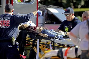 Rettungskräfte versorgen ein Opfer, nachdem an der Marjory Stoneman Douglas High School in Florida Schüsse gefallen sind. Foto: John Mccall/South Florida Sun-Sentinel/AP/Archiv