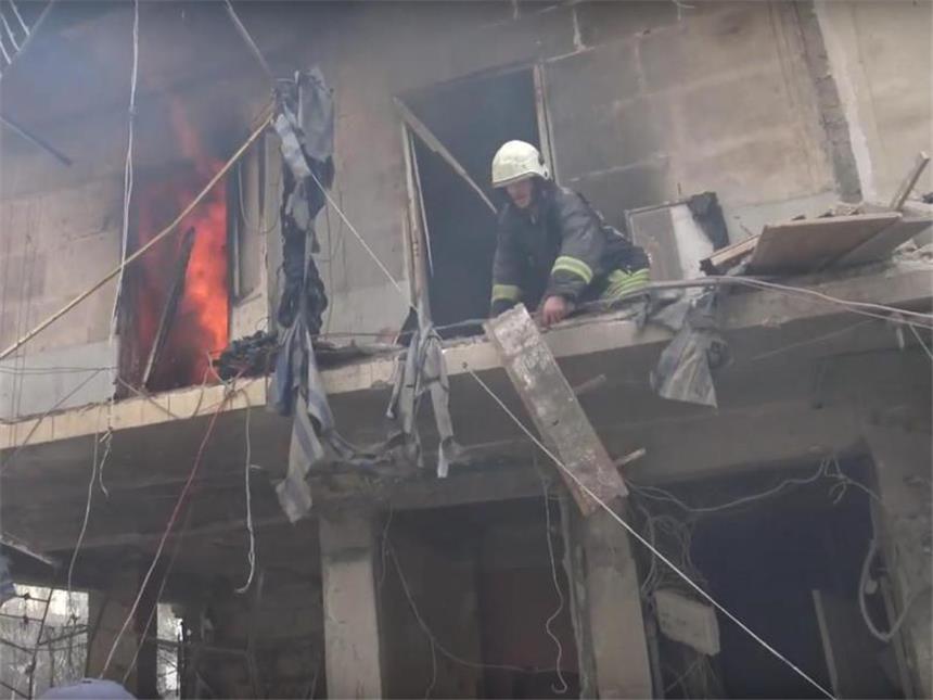 Neue Gespräche nähren Hoffnung auf Waffenruhe für Aleppo Rettungskräfte versuchen Opfer unter den Trümmern zu bergen. Bei den Luftangriffen auf Aleppo wurde auch ein Krankenhaus schwer getroffen. Foto: Hadi Alabdallah