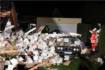 Rettungskräfte vor den Trümmer des eingestürzten Hauses in Berlin-Spandau. Foto: Maurizio Gambarini