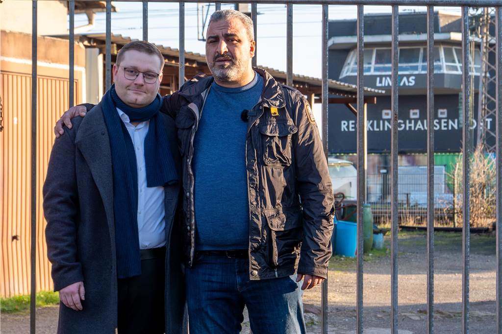 Rettungssanitäter Chris Fürstenberg (l.) und Fadi El-Jaddouh stehen in der Nähe des Ortes, an dem sich das Zugunglück in Recklinghausen ereignete.