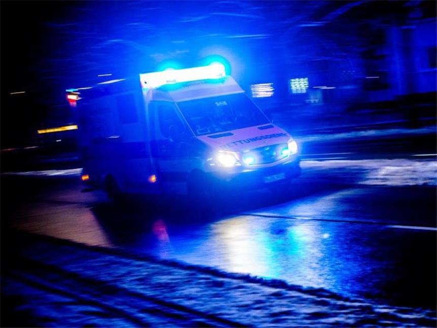 Unfall auf dem Weg zum Kreißsaal - Baby kommt gesund zur Welt Rettungswagen mit Blaulicht im Einsatz. Foto: Nicolas Armer/Symbolbild