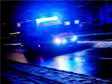 Rettungswagen mit Blaulicht im Einsatz. Foto: Nicolas Armer/Symbolbild