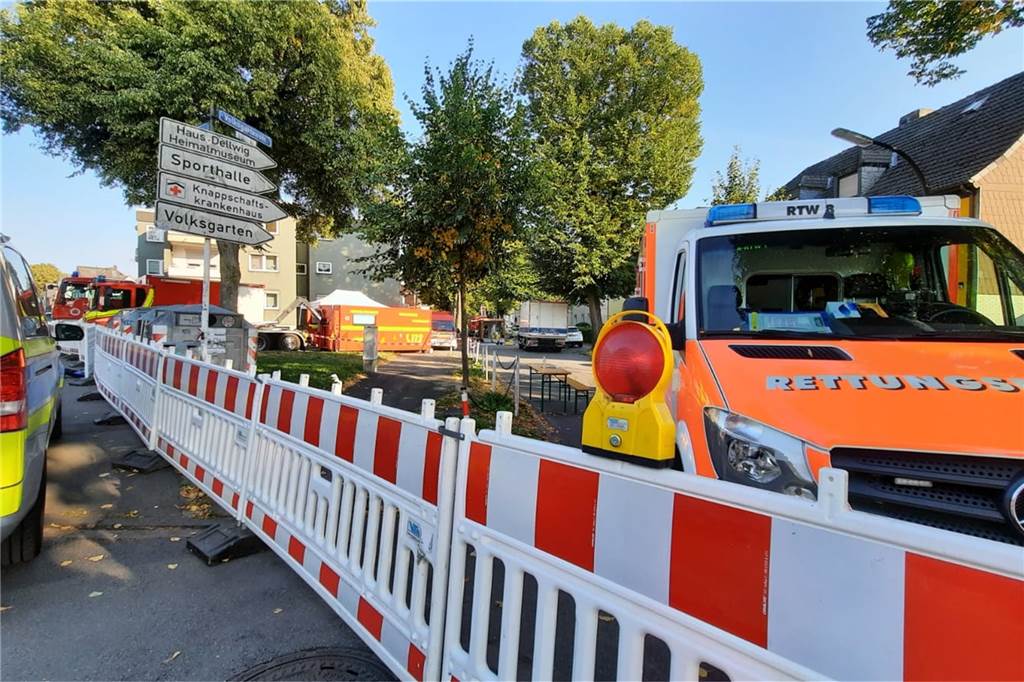 Anwohner: „Wäre da was hochgegangen, stünde hier kein Haus mehr“ Rettungswagen, Polizei und Feuerwehr samt Spezialcontainern: An der Volksgartenstraße sind die Einsatzkräfte seit vier Tagen mit einem Großaufgebot vor Ort.