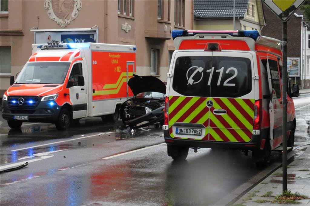 Unfall im dichten Verkehr auf der Karl-Gerharts-Straße: Zwei Frauen verletzt Rettungswagen und Polizei waren am Unfall auf der Karl-Gerharts-Straße vor Ort.