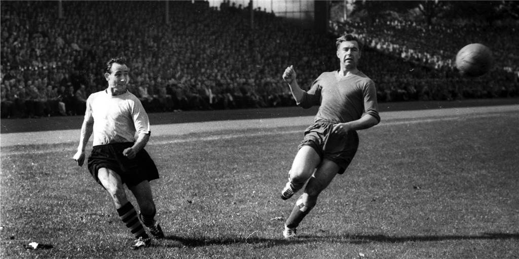 Borussia Dortmund und der FC Schalke 04: Wie eine Freundschaft zerbrach Eine Szene aus dem Revierderby im Jahr 1956.