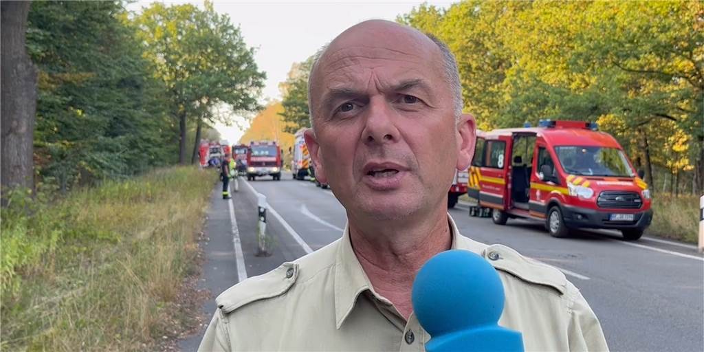 „Gefährliche Situation“ nach Waldbrand: Förster schätzt Schäden ein Christoph Beemelmans auf der B 224 vor vielen Feuerwehrfahrzeugen