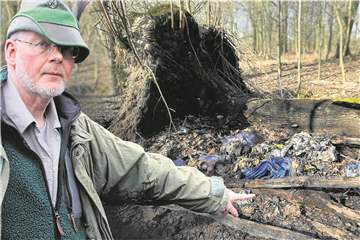 Revierförster Matthias Klar hat schon öfter Zeltlager im Schlosswald entdeckt. Am 12.3. wurden nach einem Flächenbrand die verschmorten Überreste einer solchen Lagerstätte gefunden.