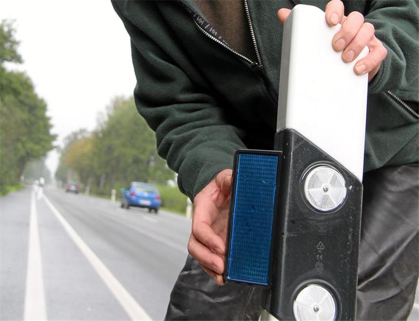 Wildunfälle in Selm: Blaue Blinker sollen helfen Revierjäger kontrollieren in ihrem Zuständigkeitsbereich entlang der Straßen regelmäßig, ob noch alle blauen Wildwarnreflektoren intakt sind.