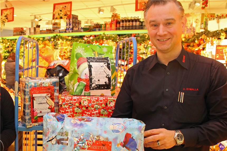 Gerüchte um Rewe Symalla im Horne-Center Werne bestätigt Rewe-Chef Christian Symalla (hier auf einem Archivfoto bei einer Spendenaktion) wollte zu der bevorstehenden Schließung seines Marktes keine Stellung nehmen.