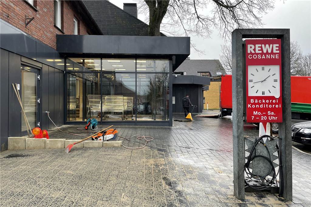 Nach böser Überraschung wird alles gut: Rewe Lembeck öffnet wieder Rewe Lembeck steht kurz vor der Wiedereröffnung im grundsanierten Gebäude.