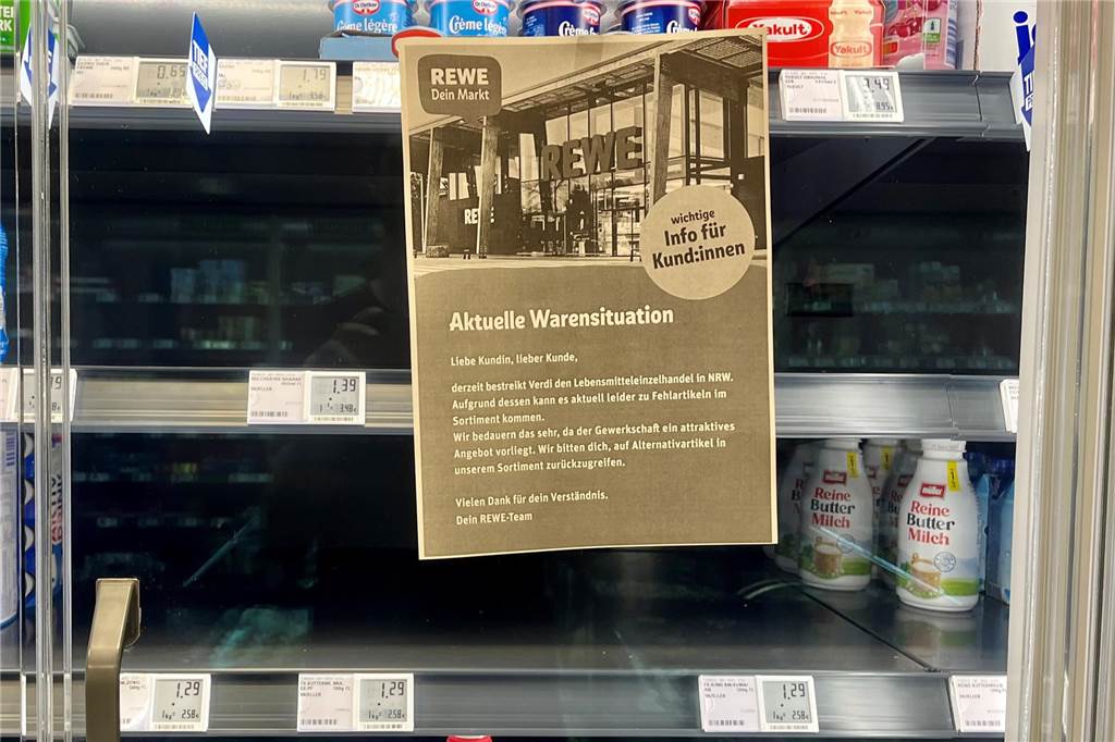 Leere Regale und geschlossene Umkleiden in Dortmund: Kunden spüren Folgen des Streiks im Handel Rewe-Märkte in Dortmund weisen wegen des Streiks mit Aushängen auf Probleme bei der aktuellen Warensituation hin.