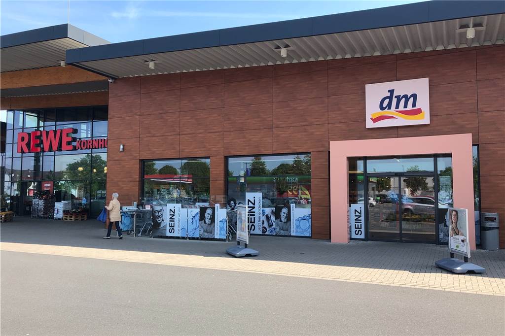 Raubüberfälle in Dorsten auf Geschäfte: Schlugen zwei bewaffnete Täter elfmal zu? Rewe und dm an der Händelstraße sind von dem unbekannten und bewaffneten Räuber in kurzer Zeit heimgesucht worden.