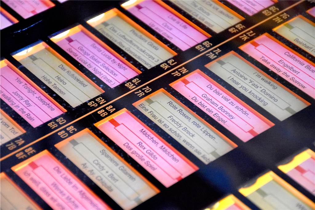 Über 40 Jahre alte Musikbox erwacht bei Bredeck-Bakker zu neuem Leben Rex Gildo, Opus, Heino, Boney M., Torfrock – was gespielt werden soll, bestimmen die Gäste von Bredeck-Bakker mit. Damals wie heute. Nur über den Wechselkurs für die DM-Mark-Münzen besteht noch nicht endgültig Klarheit.