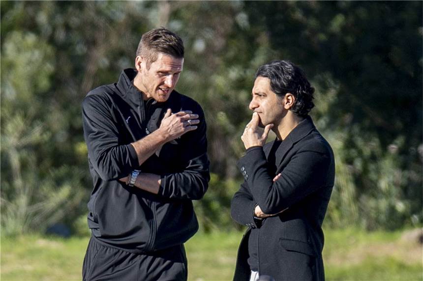 Fazeli über Zukunft von BVB-Profi Götze: Wird Zeit in Anspruch nehmen Reza Fazeli (r.), hier im Gespräch mit Sebastian Kehl, kümmert sich um die sportliche Zukunft von Mario Götze.