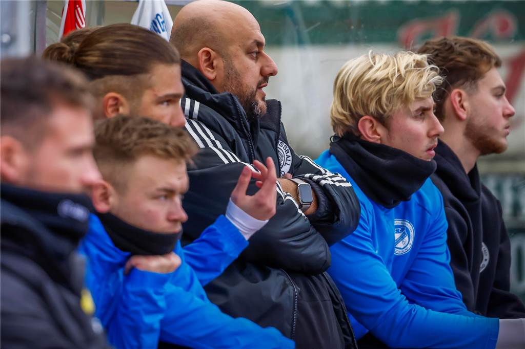 Auftakt des ersten Dortmunder Teams fällt aus – Funktionär stellt Saison-Rückkehr infrage Reza Hassani (2.v.r.) sieht für den Februar viele Probleme.