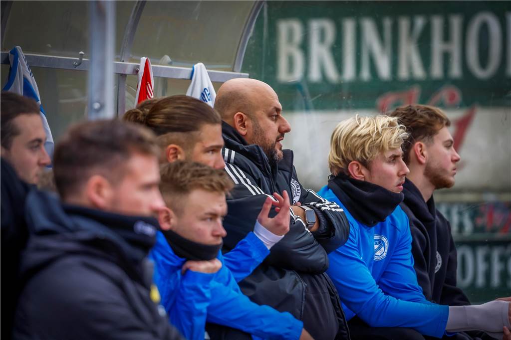 FC Brünninghausens Reza Hassani schwärmt von einem Neuzugang: „Aus dem Käfig gelassen“ Reza Hassani (3.v.r.) ist zufrieden mit seinem Team.