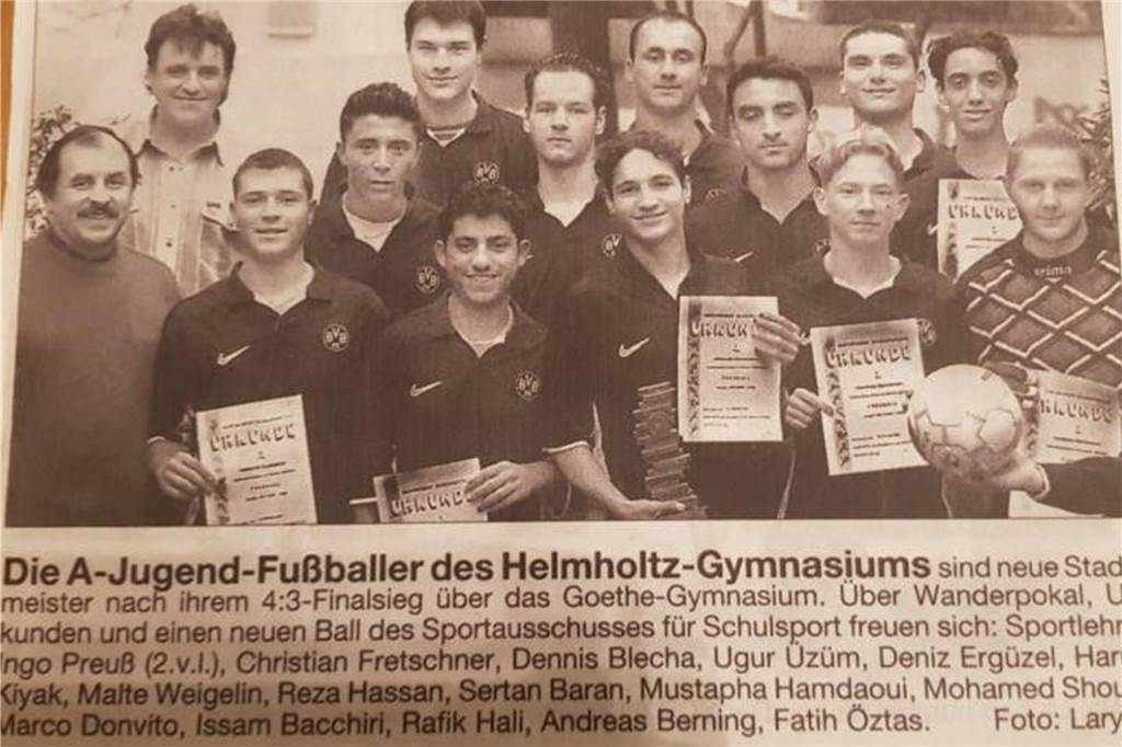Als Dortmunder Amateurfußball-Größen ihre Schulen unsicher machten Reza Hassani freute sich mit seinem Team nach dem Sieg im Finale der Stadtmeisterschaft.