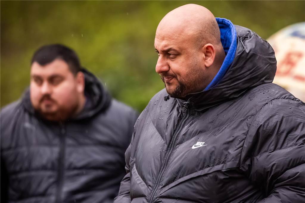 Reza Hassani schaut sich das Spielgeschehen an.