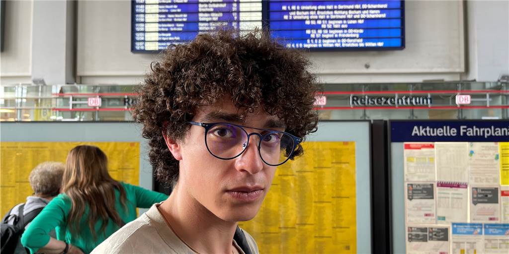 Total-Ausfall am Dortmunder Hauptbahnhof – 19-Jähriger verpasst wichtige Prüfung Rezki Masmoudi in der Eingangshalle des Dortmunder Hauptbahnhos: Der 19-Jährige ist am Samstagmorgen (20.8.) eigentlich früh genug aufgebrochen, damit er es rechtzeitig von Hamm zu seiner wichtigen Prüfung nach Dortmund schafft. Weil alle Züge zum Dortmunder Hauptbahnhof ausfallen, schafft er es trotzdem nicht.