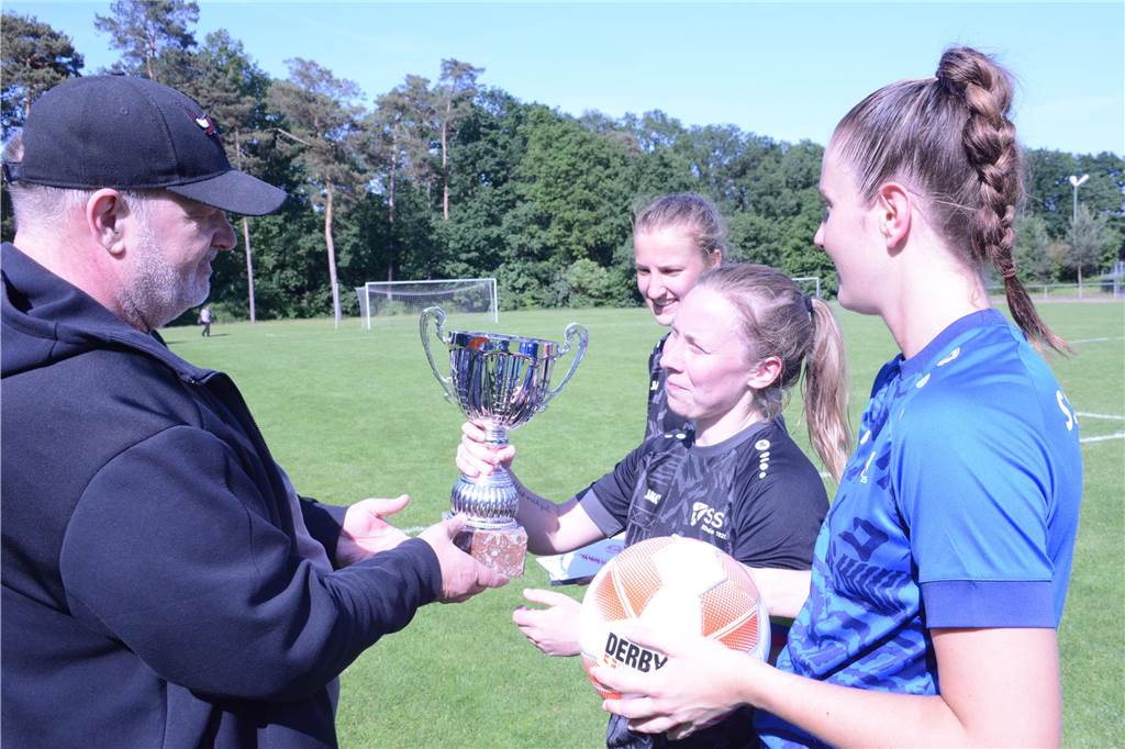 SSV Rhade triumphiert im Elfmeterschießen gegen FFC Recklinghausen: Spannendes Finale Eva Wewers nimmt den Kreispokal entgegen