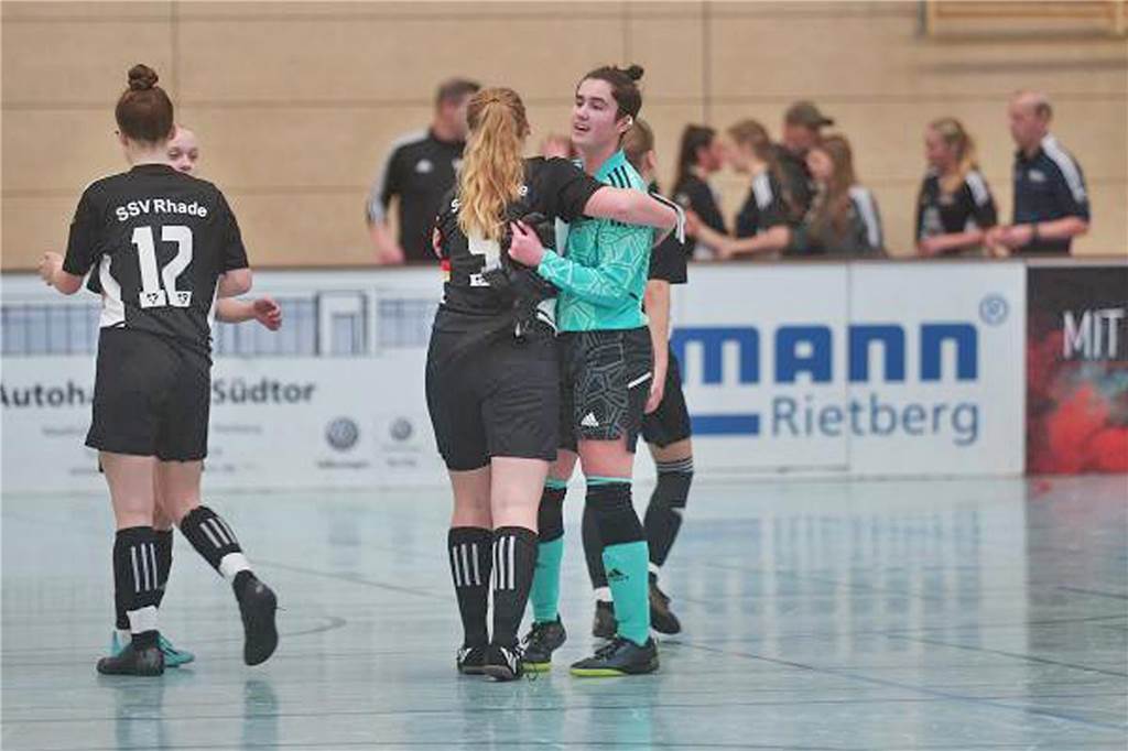 Rhades fantastische Reise: So gut wie nie beim Hallenmasters in Gütersloh Rhader U17-Spielerinnen beglückwünschen sich.
