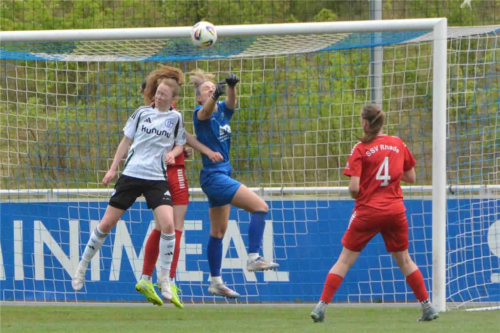 SSV Rhade verpasst das Pokalfinale: Schalke gewinnt im Elfmeterschießen Jennifer Radüchel faustet eine Flanke aus dem Strafraum heraus