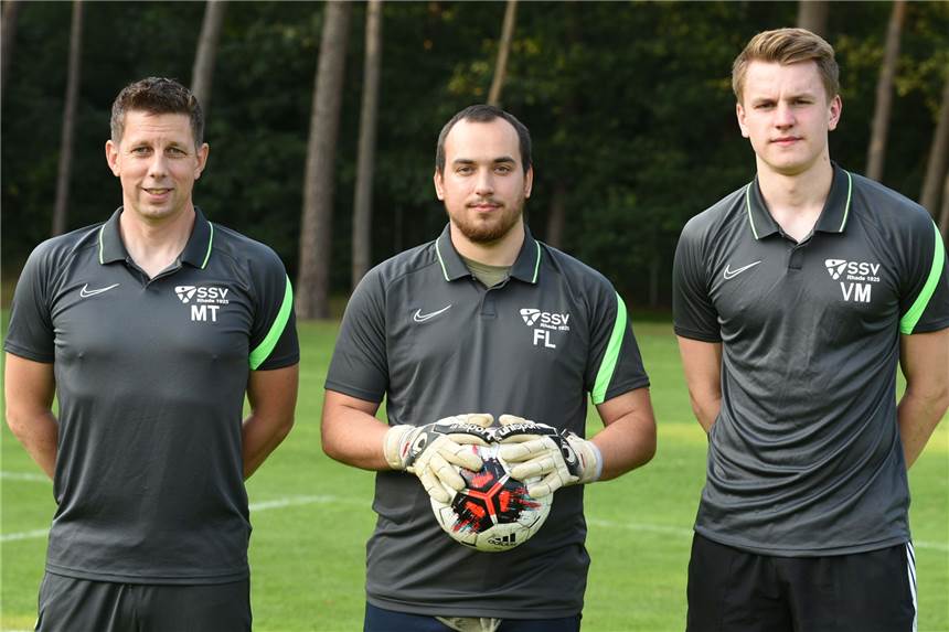 Neue Wendung in der Torwartkrise des SSV Rhade Rhades Trainer Martin Trockel (l.) freute sich, dass er bei der Teamvorstellung Fabian Lehnert und Vincent Möller (v.l.) begrüßen konnte.
