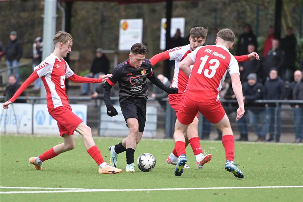 Erste Runde im Junioren-Westfalenpokal: Haltern und Erkenschwick schon ausgeschieden Rheines Tom Bruns (l.) hatte die Gäste früh in Führung gebracht.
