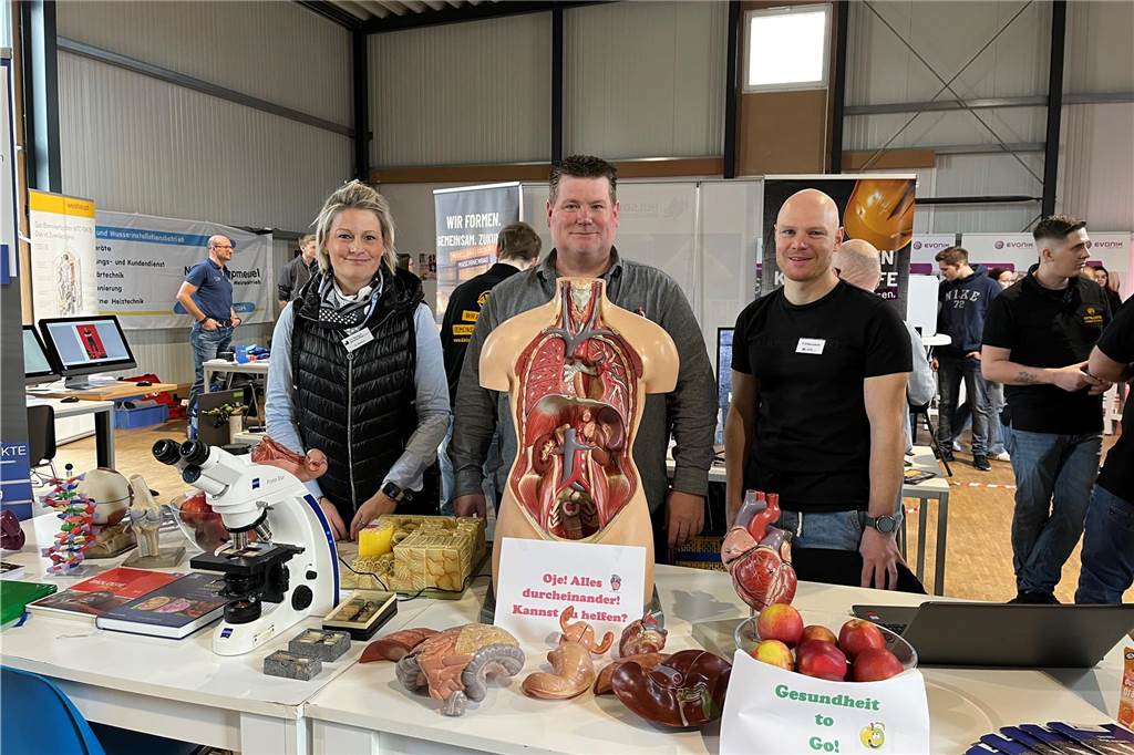 Erste Azubimesse des SV Schermbeck: Direkter Kontakt entscheidend Ricarda Badura, Lars Hartmann und Tobias Eikermann stehen am Stand des Paul-Spiegel-Berufskollegs.