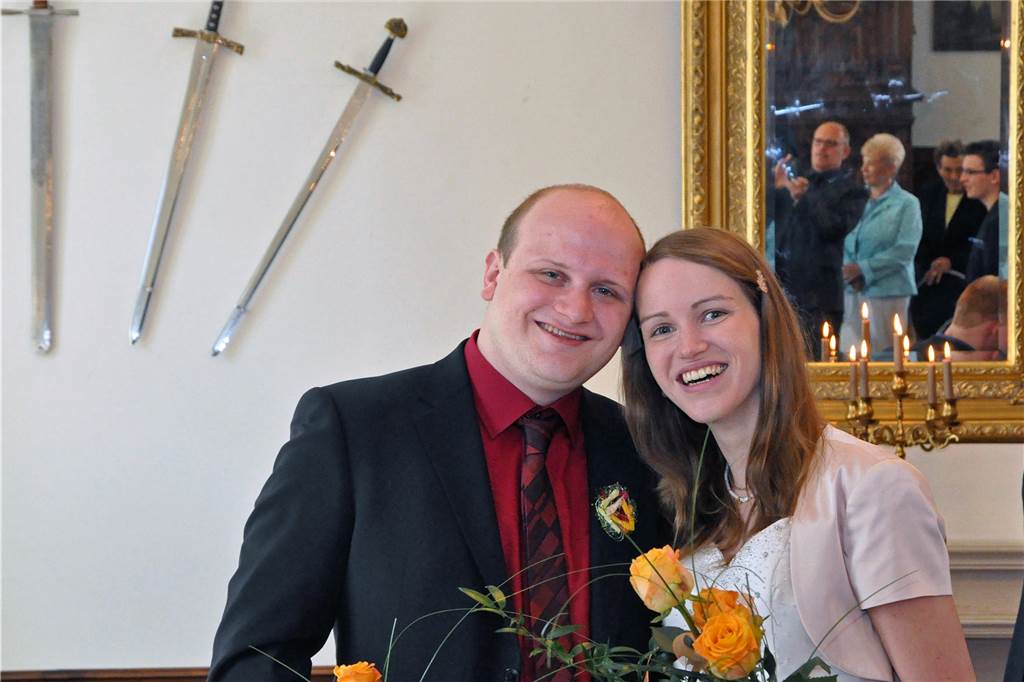 Das Ehepaar Florian und Ricarda Baak im Rittersaal von Schloss Bladenhorst.