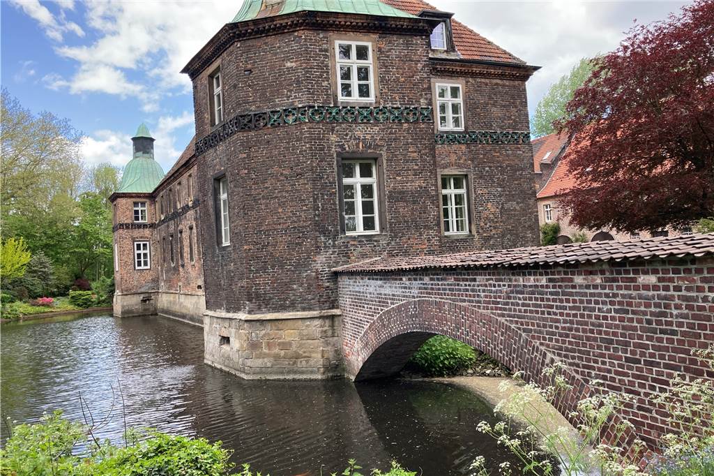 Das Wasserschloss Schloss Bladenhorst von außen.