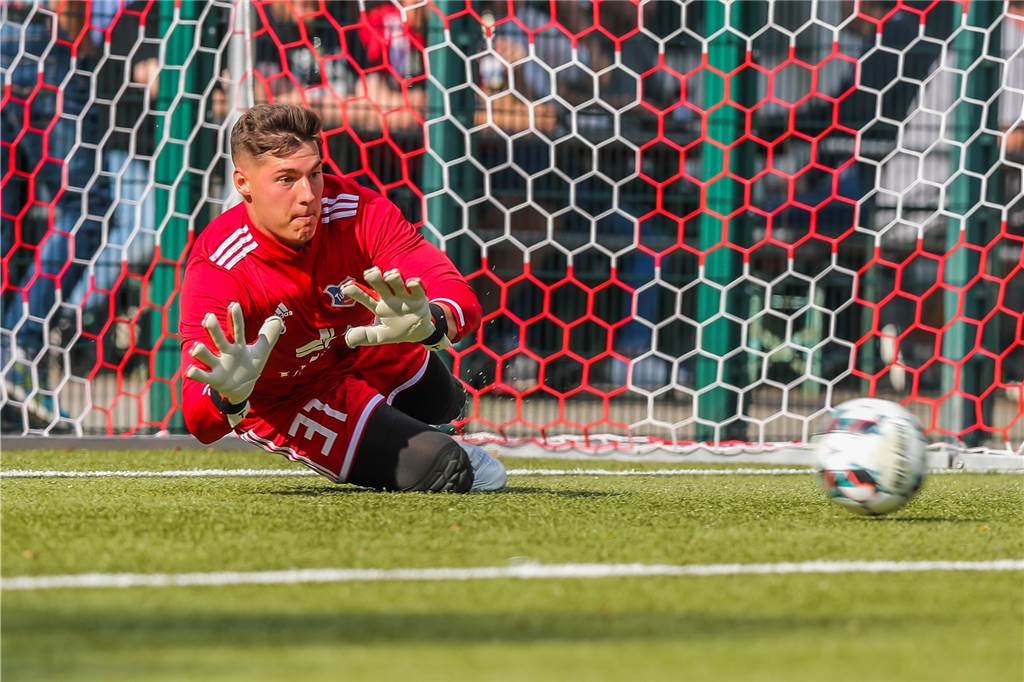 Dortmunder Fußballer macht die Lüner fit - mit gerade einmal 22 Jahren Ricardo Seifried ist Torhüter beim TuS Bövinghausen.