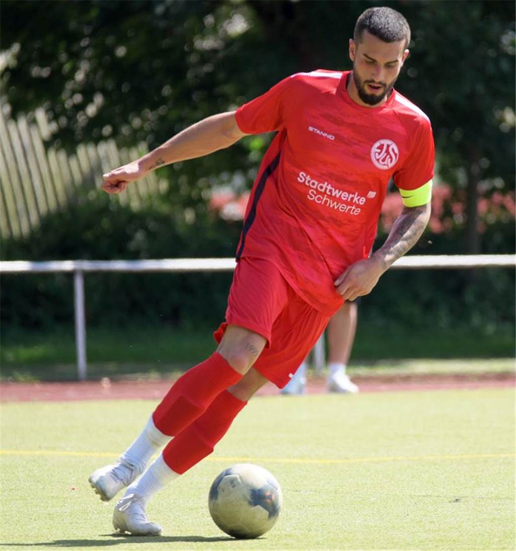 Ricardo Vidas Brito führt den Ball.