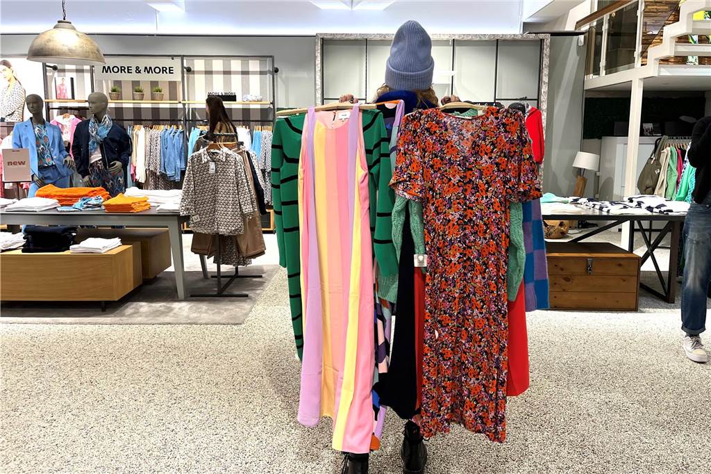 Private Shoppingtour nach Ladenschluss: „Das ist echt cool!“ Riccarda Lutter hat viele Kleider an ihrem Arm.