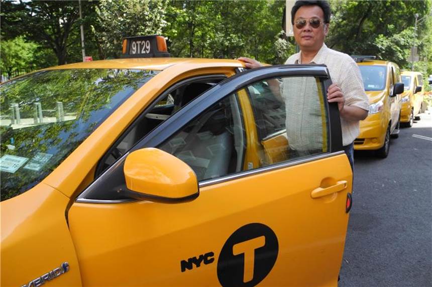 Uber über Taxi: New York färbt sich schwarz Richard Chow steht neben seinem Taxi - einem klassischen Yellow Cab. Foto: Johannes Schmitt-Tegge