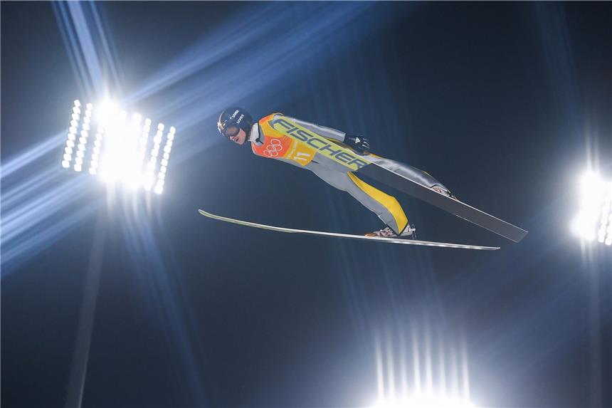 Deutsche Mannschaft fliegt auf den zweiten Platz Richard Freitag gewann mit der deutschen Mannschaft die Silbermedaille im Teamwettbewerb im Skispringen.