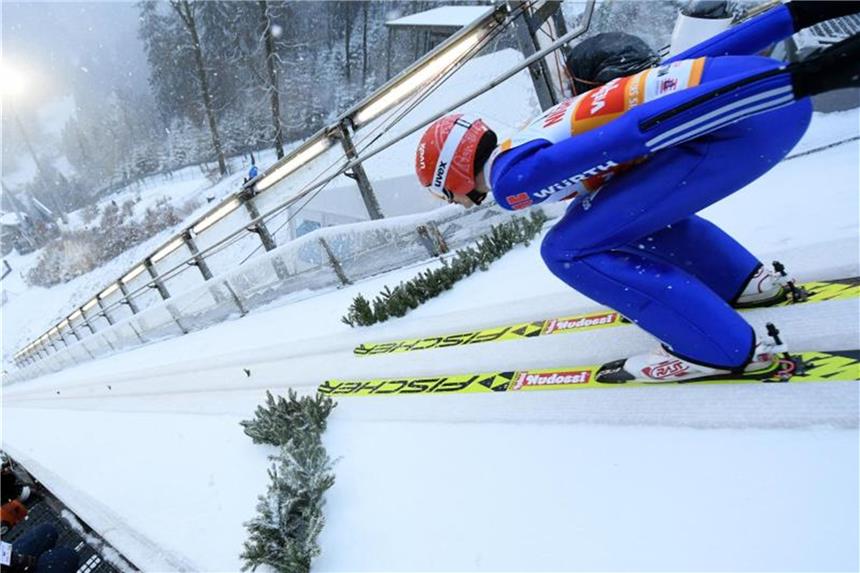 Skispringer Freitag wird in Willingen Zweiter hinter Tande Richard Freitag im Anlauf der Mühlenkopfschanze beim Skisprung-Weltcup in Willingen. Foto: Arne Dedert