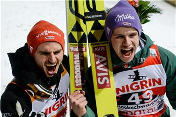 Richard Freitag (l) und Andreas Wellinger (r) bekommen beim Heimspiel in Willingen einen finanziellen Anreiz. Foto: Patrick Seeger