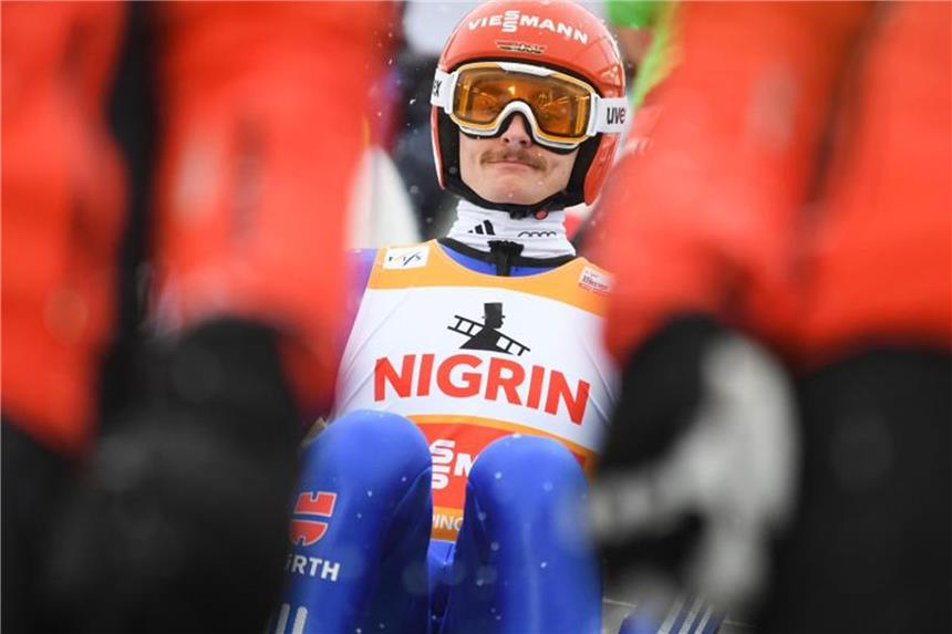 Weltcup in Willingen: Olympia-Probe, Scheck und Scooter Richard Freitag macht sich auf der Mühlenkopfschanze bereit für seinen Probesprung. Foto: Arne Dedert