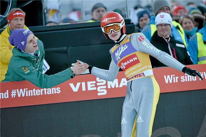 Richard Freitag erspringt nächstes Tournee-Podest Richard Freitag (r.) landete in Garmisch-Partenkirchen auf dem zweiten Platz.