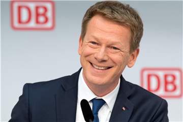 Richard Lutz, Vorstandsvorsitzender der Deutsche Bahn AG, spricht während der Halbjahres-Pressekonferenz. Foto: Soeren Stache