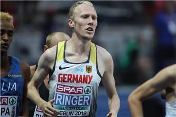 Richard Ringer bricht erschöpft nach 17 Runden beim Rennen über 10.000 Meter ab. Foto: Michael Kappeler