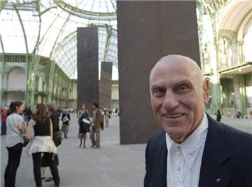 Richard Serra vor seiner Skulptur im Pariser Grand Palais. Auch für Münster schuf er Werke.