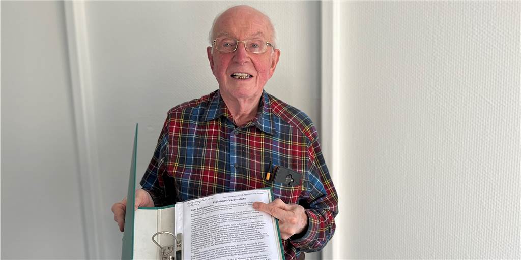 Keine Heizung, kein Warmwasser: Richard Sühling (85) über das Leben von 55 geflüchteten Kindern Richard Sühling hält eine Aktenordner mit seinen Recherchen in der Hand.