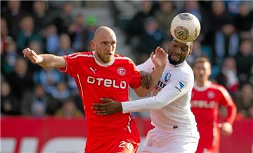 Richard Sukuta-Pasu (r.) im Duell mit Fortuna-Abwehrspieler Martin Latka, der auf Fortuna-Seite die beste Chance vergab.